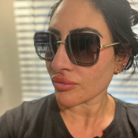 CHANEL
Metal Square Removable Chain
Sunglasses 4244 grey - Picture 9 of 15